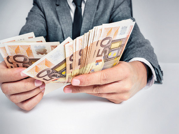 Ministerul de Finanţe a împrumutat miercuri 1,2 miliarde euro de la bănci, în două emisiuni de titluri de stat, la dobânzi anuale de 0,65%, respectiv 0,09%
