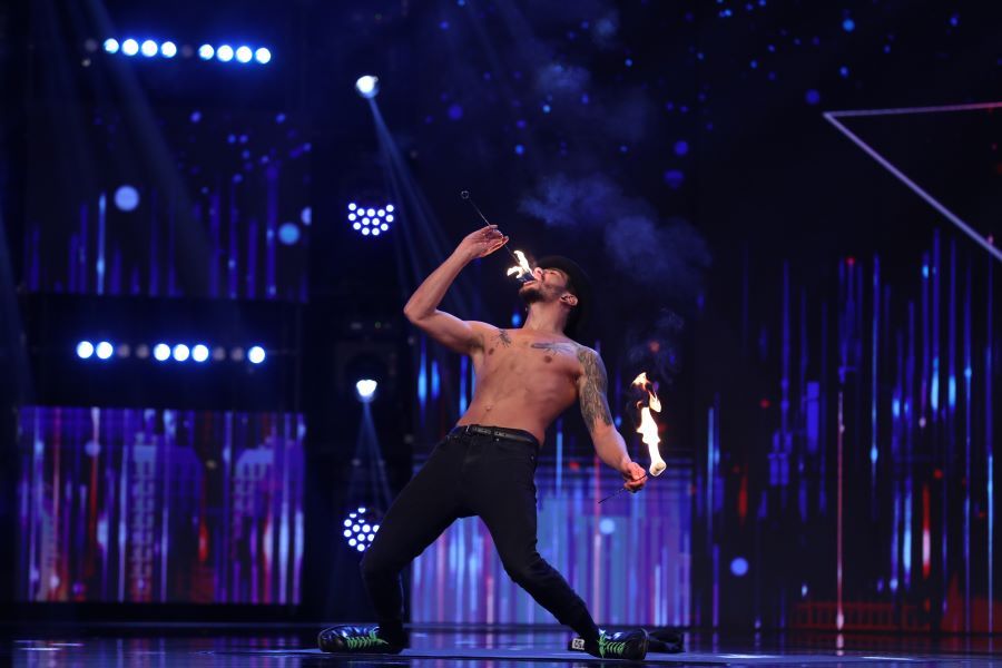 Moment șocant pe scena de la Românii au Talent. Un concurent, la un pas să ia foc în direct