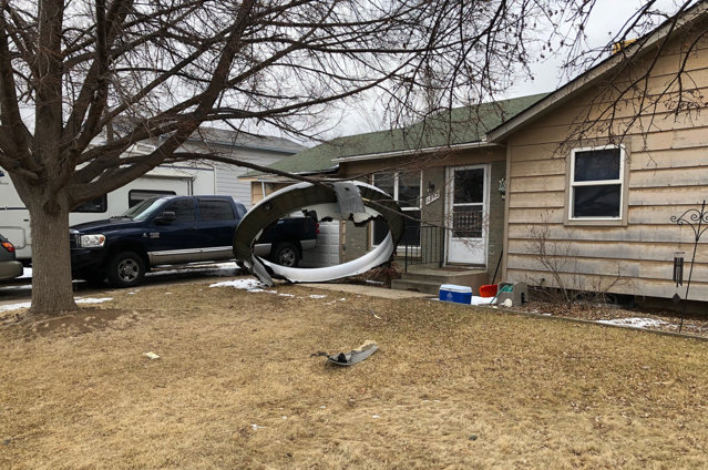 Motorul unui avion de pasageri, dezintegrat în aer, la scurt timp după explozie. Resturile au căzut peste un oraş din Colorado