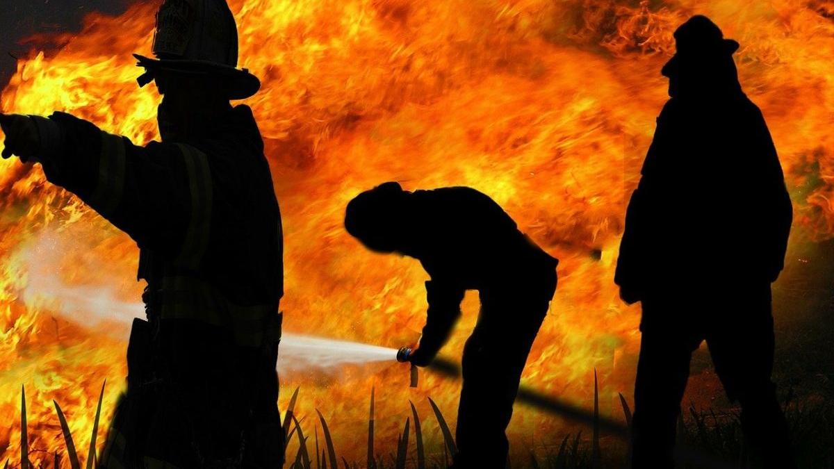 O biserică din Vrancea a luat foc! Ce spun pompierii despre cauza incendiului