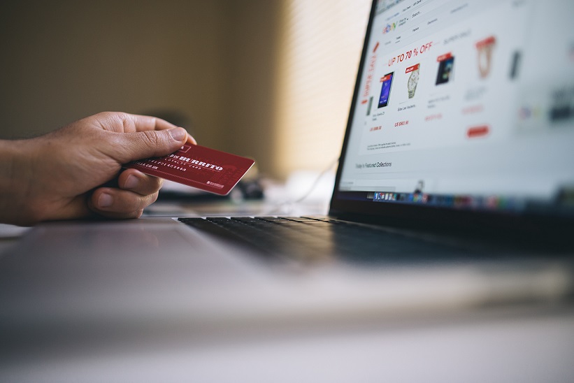 Unul din cinci consumatori a făcut zilnic cumpărături online