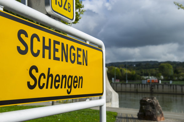 România ar putea adera la spaţiul Schengen în acest an. Când ar putea să fie adoptată moneda Euro