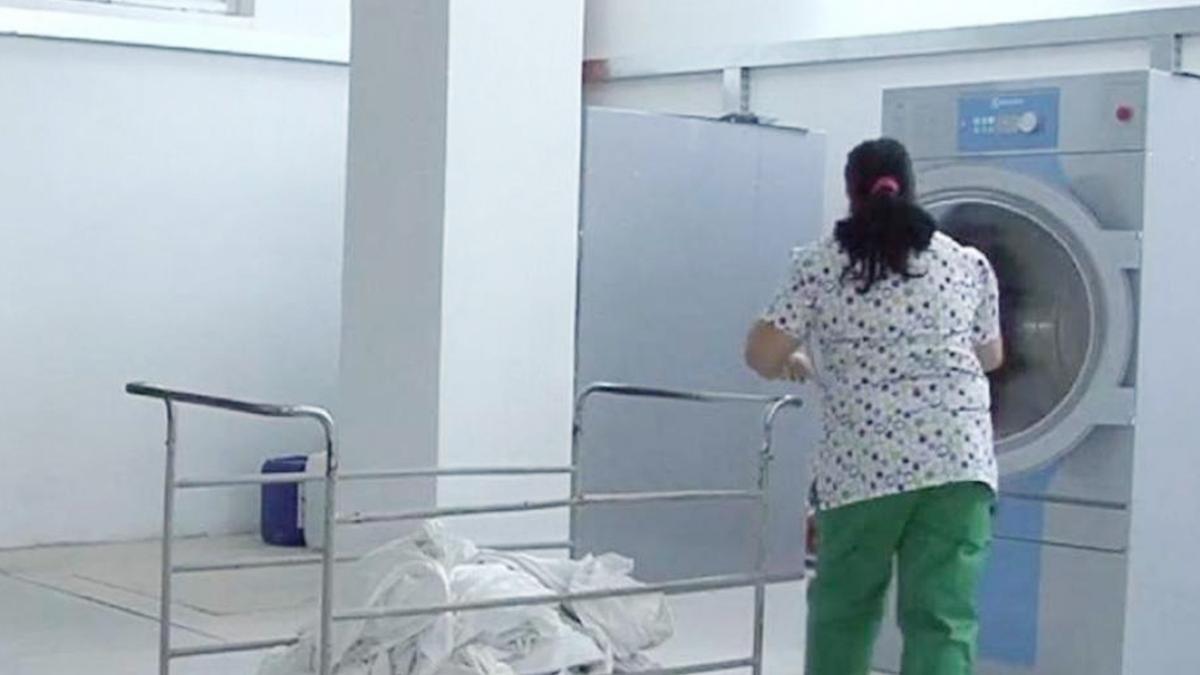 Salarii uriaşe pentru moaşele şi spălătoresele de la un spital de stat din România. Românii de rând doar visează la aşa bani