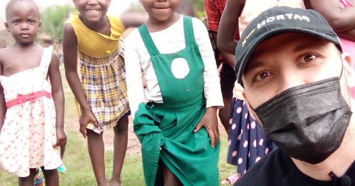 Ştefan Mandachi vrea să construiască o şcoală pentru copiii sărmani din Africa