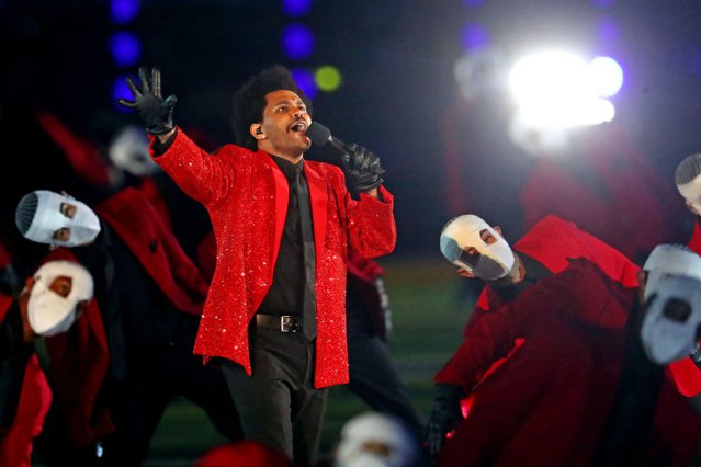 The Weeknd a făcut spectacol la Supebowl într-un sacou roşu personalizat, semnat Givenchy