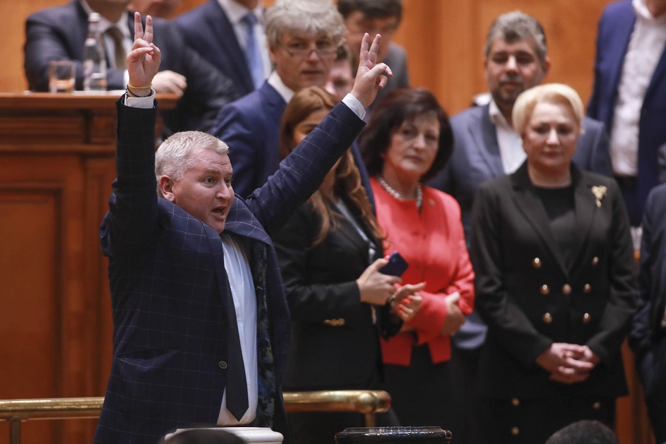 ULTIMA ORĂ Proiectul care dă imunitate totală și bani în plus șefilor de la Autoritatea de Supraveghere Financiară intră la vot final în Senat. Proiect depus de liberalul Florin Roman în plină criză economică