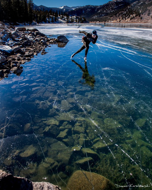 Un patinator medaliat la Jocurile Olimpice se antrenează pe un lac îngheţat. Brian Hansen este dedicat sportului pe care îl practică şi nu va pune niciodată patinele într-un depozit