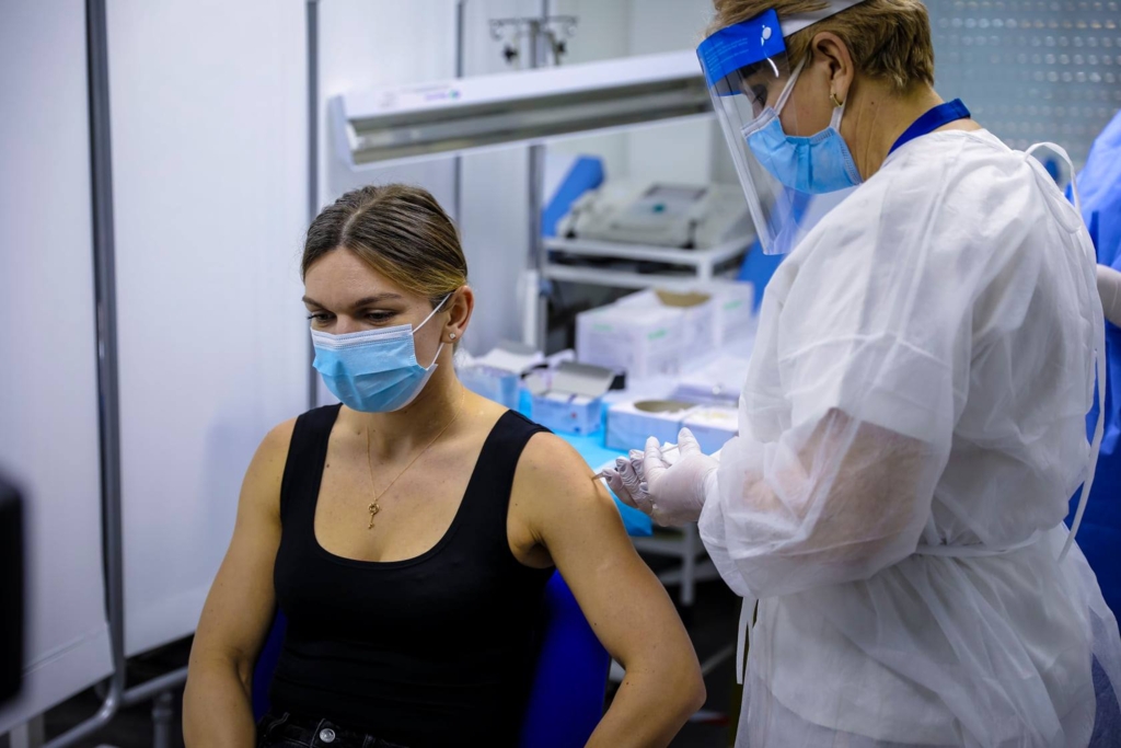 VIDEO Primele imagini cu Simona Halep la vaccinul anti COVID-19. ”Sper ca poate sa convinga si alte persoane”