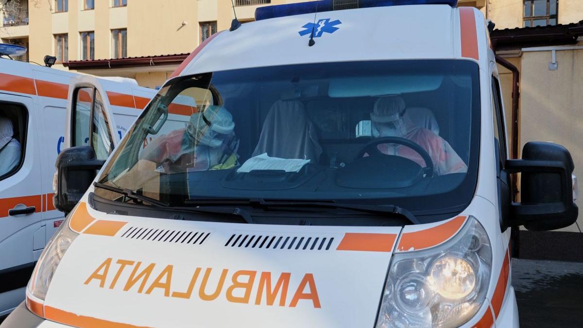 Viceprimarul comunei Grinţieş din Neamţ, luat cu ambulanţa după ce a fost bătut de primăriţă