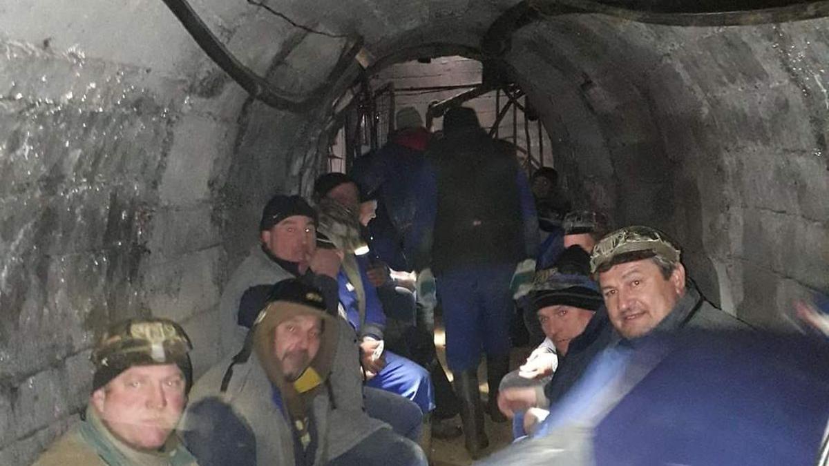 160 de mineri s-au blocat în subteran, la mina de uraniu Crucea şi ameninţă că intră în greva foamei