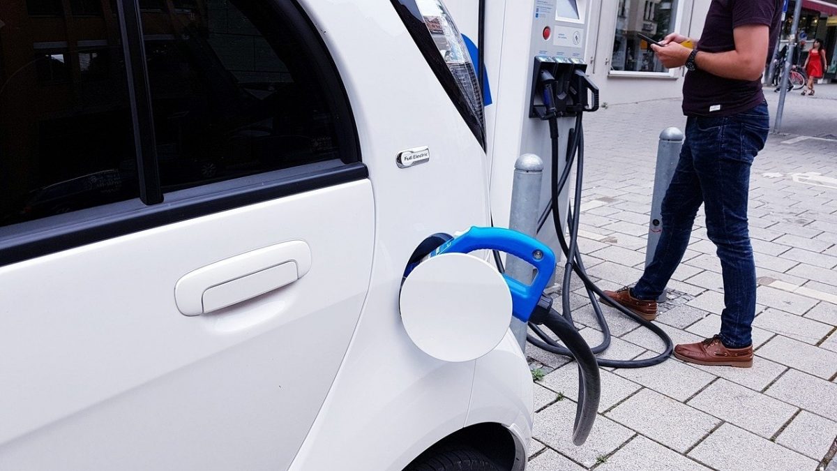 8 din 10 respondenți și-ar dori să treacă la o mașină electrică sau hibrid, dar cred că România nu are infrastructura necesară