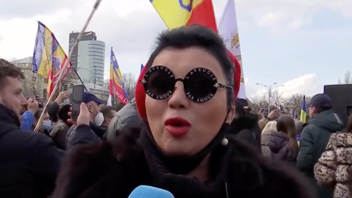 Adriana Bahmuțeanu la proteste anti-restricții: ”Masca mă apără de virus cum mă apără și chiloții la viol” – VIDEO