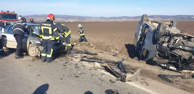 Carambol între 4 maşini şi un TIR, în Vâlcea. Trafic alternativ pe DN 7