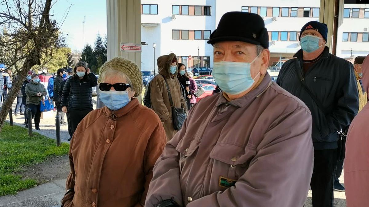 Coadă la Centrul de vaccinare non-stop din Timişoara. Motivul pentru care oamenii se înghesuie la imunizare