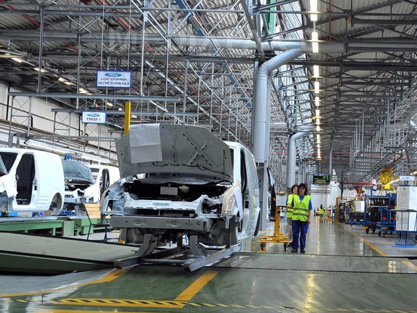 Criza cipurilor poate duce, în lunile următoare, la opriri de producţie la Dacia şi Ford