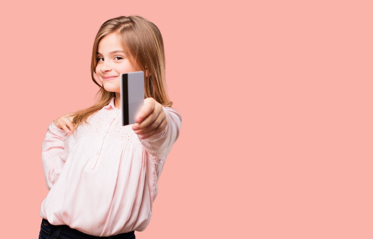 De Ce și Cum Să-i Faci Copilului Un Card. Patru Variante – De La Cele Mai Simple Dar Riscante Până La Cele Mai Sigure și Sofisticate (publicitate)
