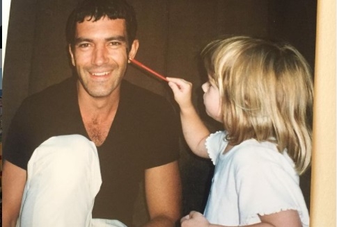 FOTO Antonio Banderas a fost idolul femeilor, iar fiica sa ii innebuneste pe barbati. Debut de senzatie in modelling pentru unicul copil al actorului