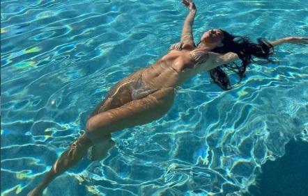 FOTO Veterana clanului Kardashian, ravasitoare la piscina. Poze sexy de milioane de ”like”-uri
