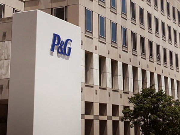 Fairy, brandul gigantului P&G, a devenit în 2020 liderul pieţei de detergenţi de vase, detronând Pur, o marcă a nemţilor de la Henkel. Românii au cheltuit anul trecut 274 de milioane de lei pe detergent de vase, cu aproape 20% mai mult ca în 2019