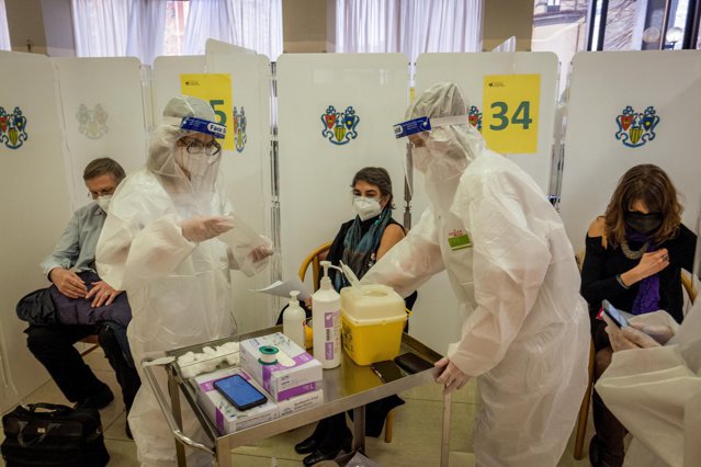 Încep înscrierile pentru etapa a treia a vaccinării în nouă localităţi care au peste 4,5 rata de incidenţă. Valeriu Gheorghiţă: „Vrem să prevenim carantinarea lor”