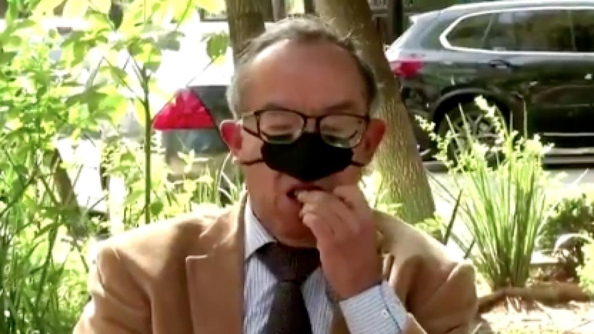 Măști COVID-19 numai pentru nas. Oamenii le pot purta în timp ce mănâncă