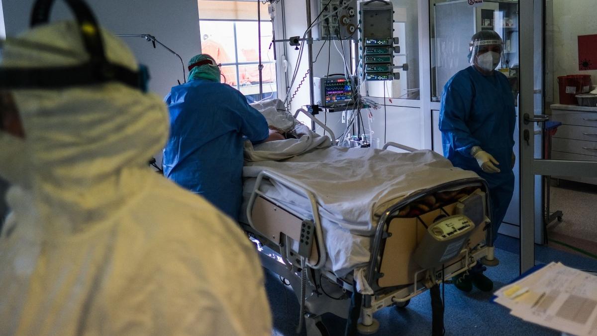 O pensionară a stat două săptămâni lângă fiul ei, internat într-o secție COVID-19, fără a se infecta. Femeia nu a purtat echipament de protecție