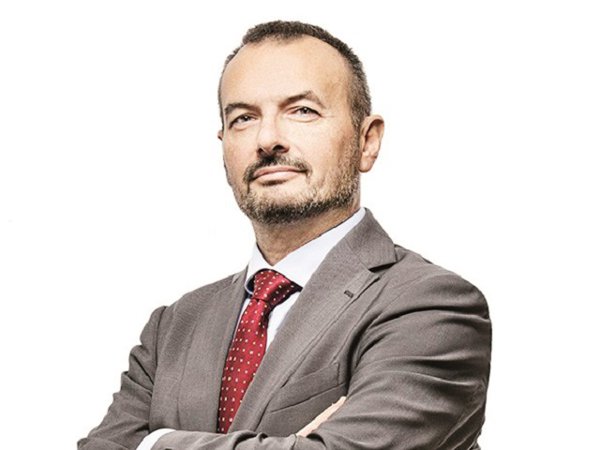 Planul nostru strategic prezentat în noiembrie anul trecut arată că vom investi masiv în regenerabile şi reţele în România. Caracterul imprevizibil al energiei verzi nu mai este o problemă, dar aici se discută puţin despre soluţiile existente. Viitorul este însă acum