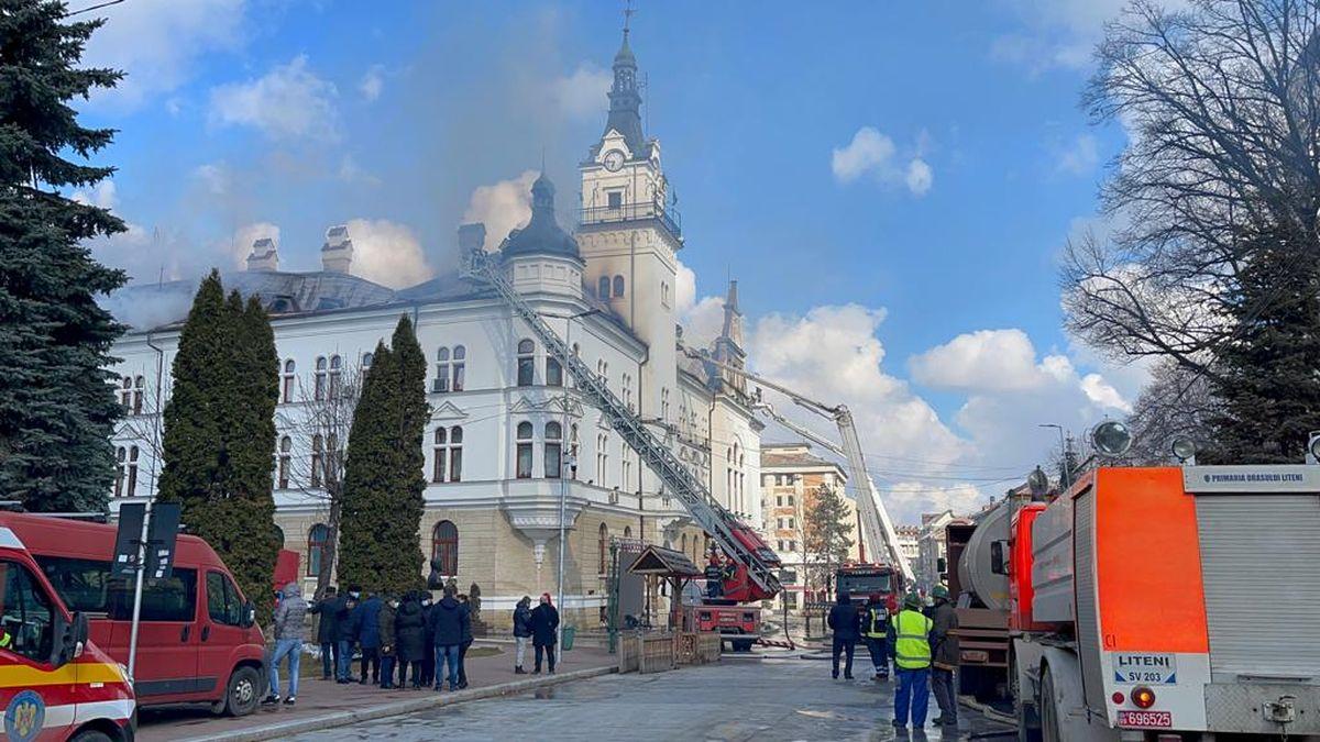 Prefectura Suceava arde de trei ore. Risc major de prăbușire