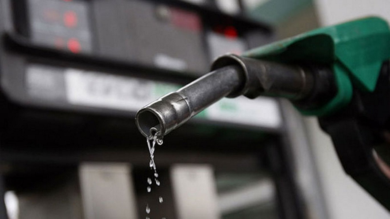 Prețul petrolului se menține, pe măsură ce îngrijorările privind cererea, persistă