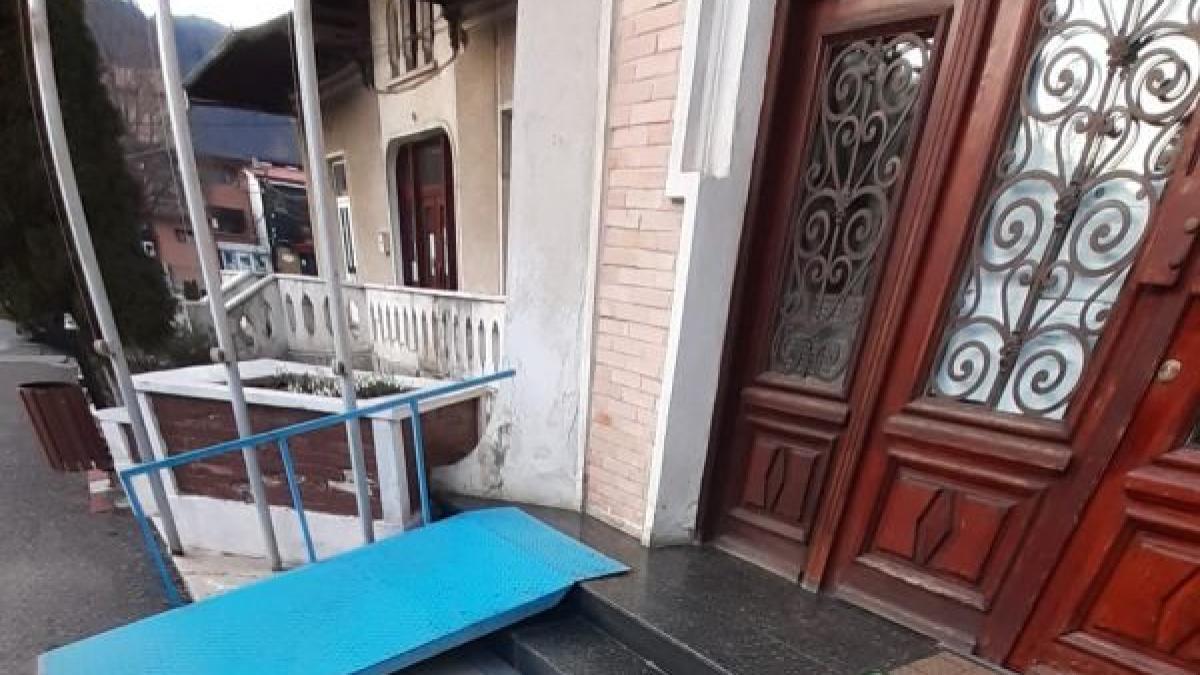 Primăria Bicaz a construit o rampă pentru persoane cu handicap care duce direct în zid
