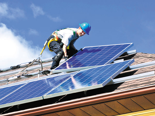 România solară. Peste 18.000 de locuinţe devin producători de energie cu panouri pe acoperiş. Miile de oameni interesaţi să devină producători de energie de talie mică reprezintă un fenomen pentru piaţa de energie locală