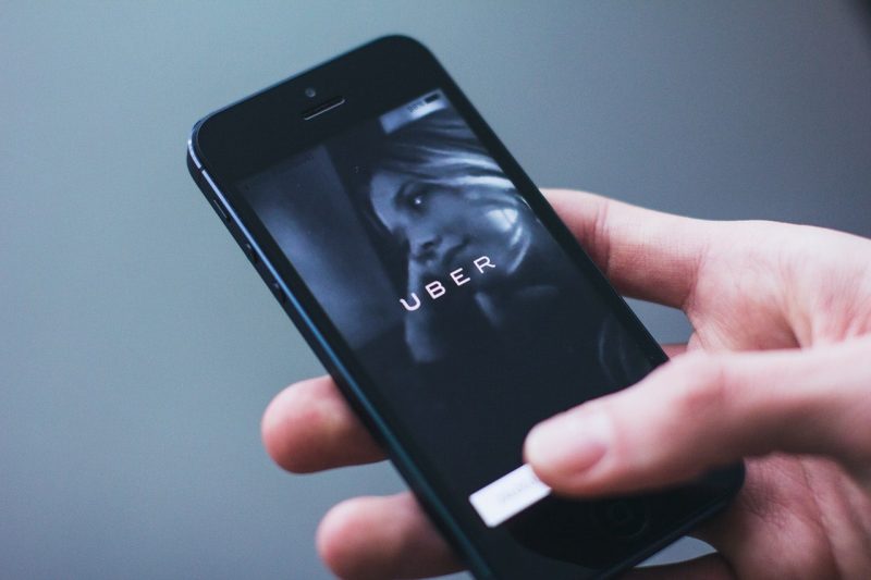 Şoferii Uber vor beneficia de salariul minim şi de concedii plătite în Marea Britanie