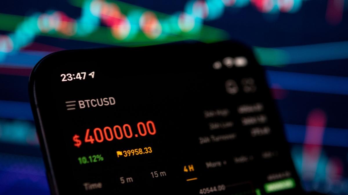 Un hacker român a furat 620.000 de dolari în criptomonede de la o companie din insulele Cayman