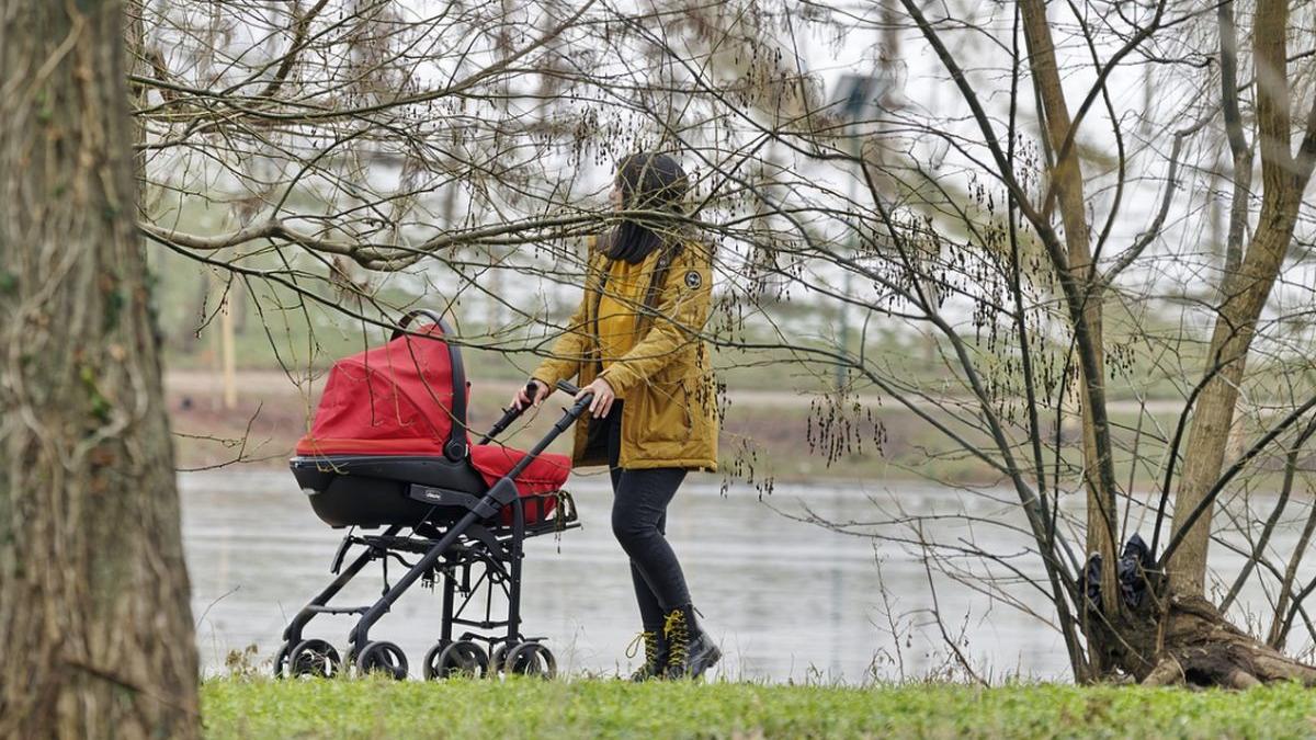 Un tânăr român a încercat să răpească un bebeluş din braţele părinţilor, pe stradă