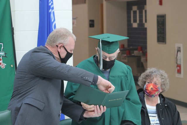 Un veteran de 96 de ani a primit diplomă de absolvire a liceului la 80 de ani după ce a renunţat la şcoală pentru a lupta în Al Doilea Război Mondial