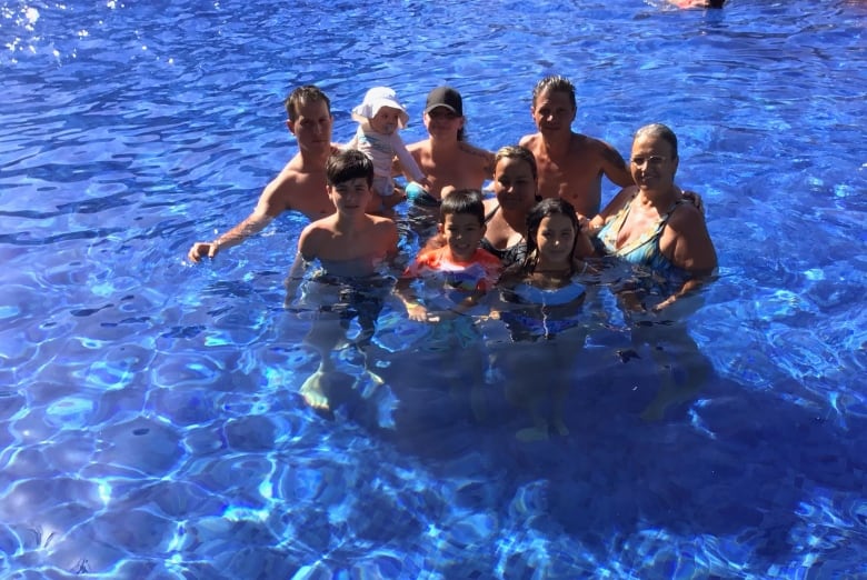 Canadienii blocați în alte țări din cauza întârzierilor zborurilor încă nu știu când vor putea pleca acasă 1 Nouă persoane sunt în piscină cu un bebeluș și câțiva copii.