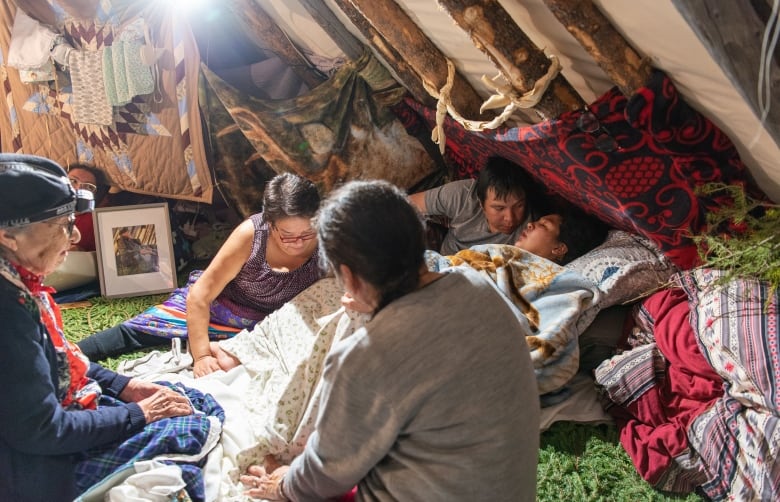 Copilul Cree născut într-un tipi aduce bucurie familiei, comunității