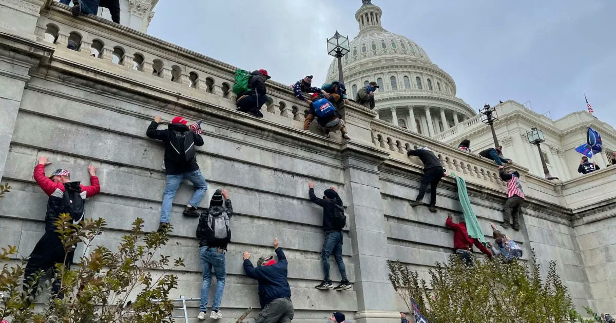 Comitetul din 6 ianuarie recomandă Congresului să ia în considerare interzicerea fostului președinte Trump din viitoarele mandate