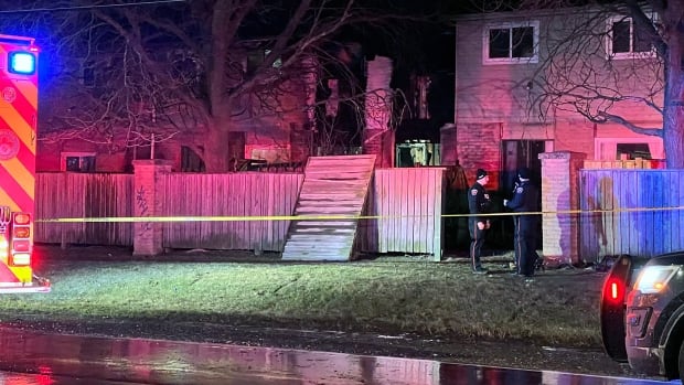 Incendiul la casa lui Hamilton a făcut 2 adulți și 2 copii morți, spun oficialii