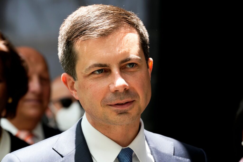 El îl învinovățește personal pe Pete Buttigieg pentru că a blocat clienții din Southwest