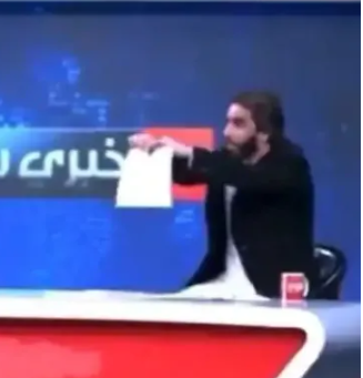 „Dacă sora și mama mea nu pot studia, atunci nu accept această educație” Un profesor afgan își smulge certificatul pentru a se opune interdicției talibanilor ca femeile să obțină o educație