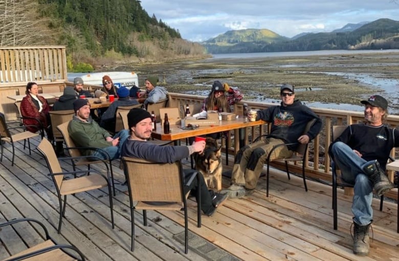 12 prieteni visau să dețină un bar.  Așa că și-au cumpărat unul, în mijlocul nimicului pe insula Vancouver