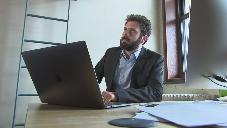 O nouă lege federală împiedică profesioniștii din domeniul sănătății să cumpere case în Quebec