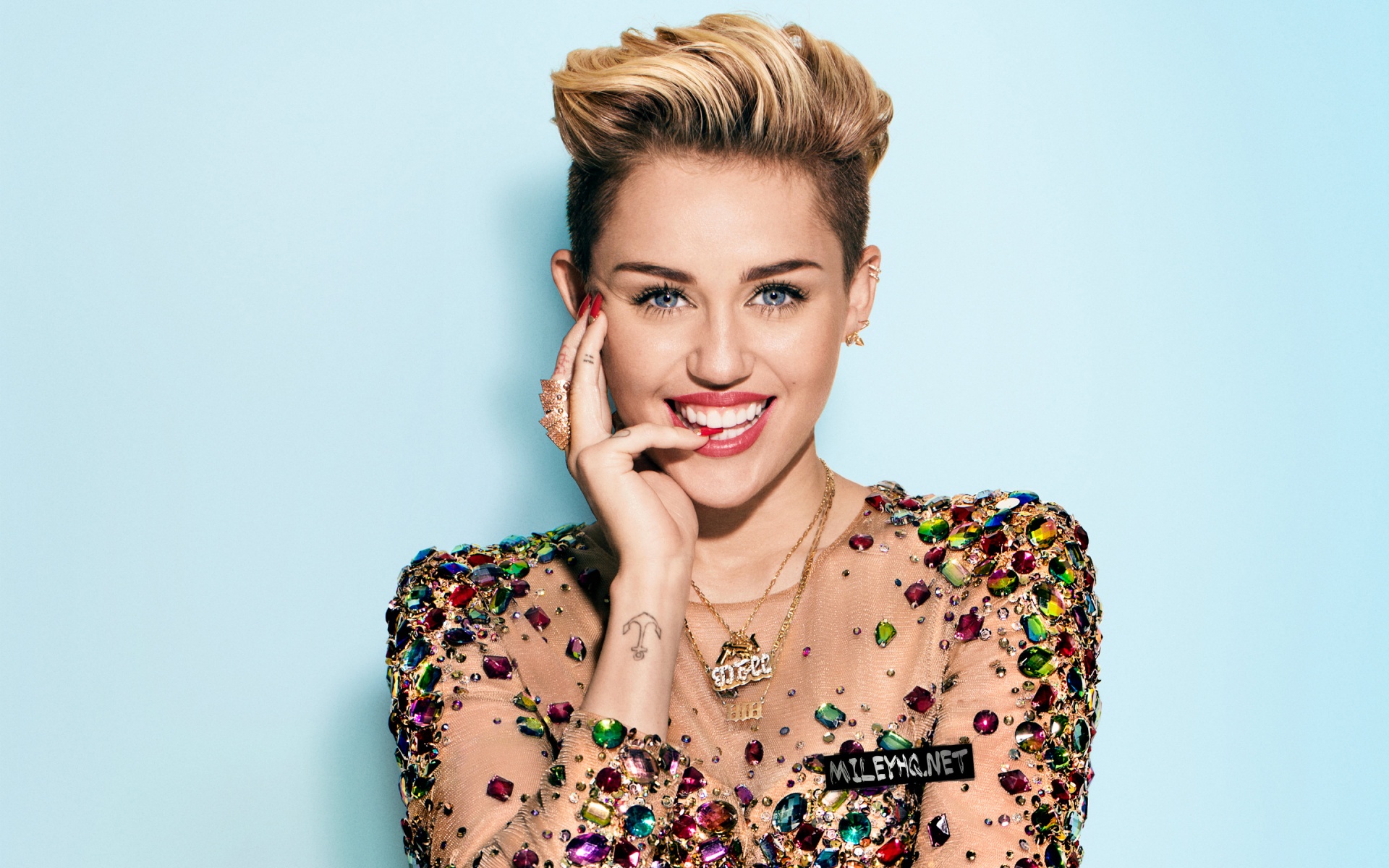 Miley Cyrus debutează cu un nou album