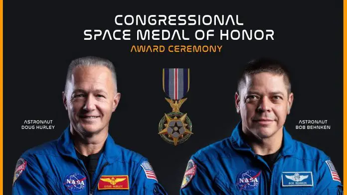 Foștii astronauți ai NASA Robert Behnken și Douglas Hurley primesc medalia spațială de la vicepreședinte