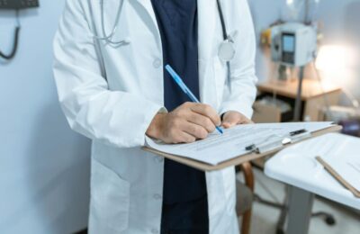 Medicii rezidenți obligați să rămână? Propunerea lui Bolojan stârnește reacții