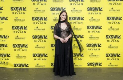 Lola Tung, senzație la SXSW – Rochie Blumarine transparentă cu șliț amețitor