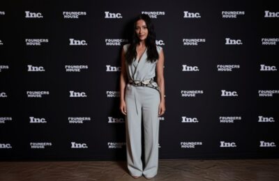 Shay Mitchell, senzație Baywatch! Costumul roșu incendiază internetul