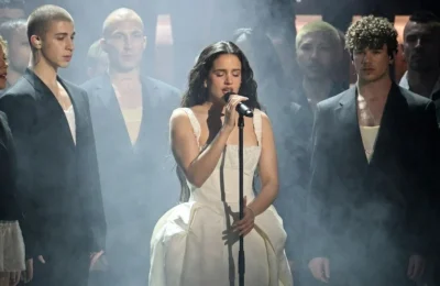 Artista care canta in 13 limbi a cucerit lumea. Primeste recunoasterea suprema