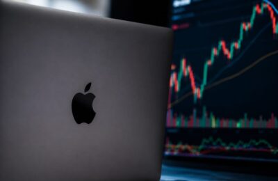Apple a revenit pe primul loc global cu o capitalizare de 4,9 trilioane de dolari